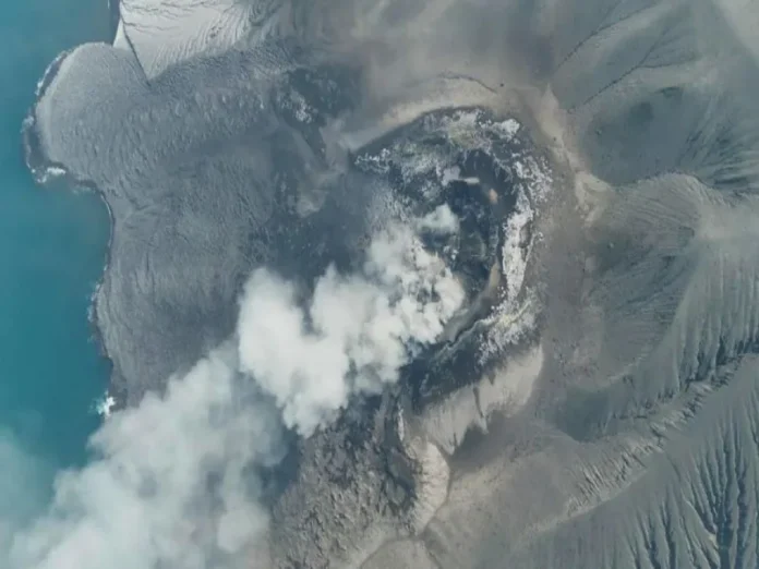 Cierre de aeropuertos por la erupción del volcán Anak Krakatoa Imagen del volcán Anak Krakatoa generando ceniza que obliga al cierre de aeropuertos