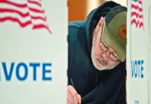 Arrancan las elecciones legislativas en EU con el voto por correo en Carolina del Norte Imagen que muestra el proceso de voto por correo en Carolina del Norte