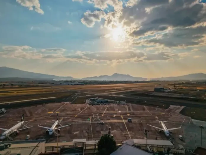 Avión Aeroméxico listo para el vuelo directo Guadalajara‑París Imagen del vuelo directo Guadalajara París en el aeropuerto de Guadalajara