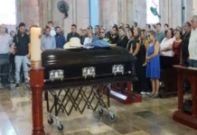 Despedida bajo lluvia al diputado Zenyazen Escobar García hallado muerto en Veracruz Despedida bajo lluvia del diputado Zenyazen Escobar García en Veracruz