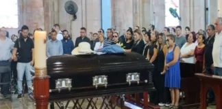 Despedida bajo lluvia al diputado Zenyazen Escobar García hallado muerto en Veracruz Despedida bajo lluvia del diputado Zenyazen Escobar García en Veracruz