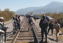 Asesinan a dos policías de Ferrosur tras emboscada en Veracruz de grupo de asaltantes que intentaba saquear un tren De acuerdo con las investigaciones, el ataque sucedió cuando los oficiales revisaban las condiciones de las vías antes del paso de un carguero pero fueron agredidos con piedras hasta la muerte.