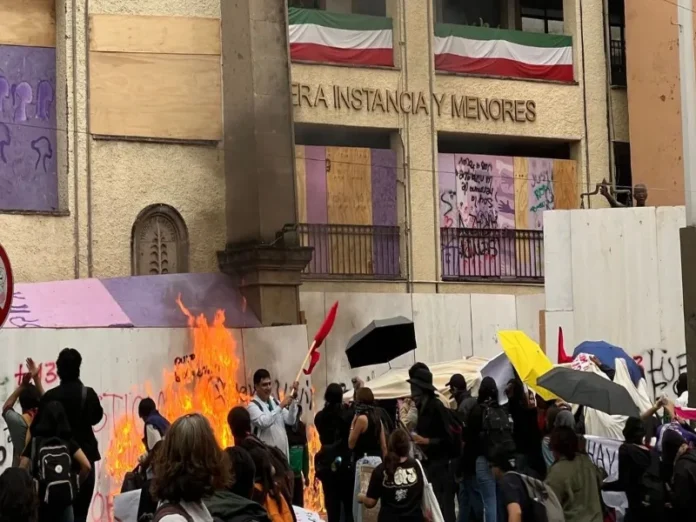 Periodista cubriendo la marcha del 2 de octubre en Cuernavaca Imagen que muestra agresiones a periodistas durante la protesta