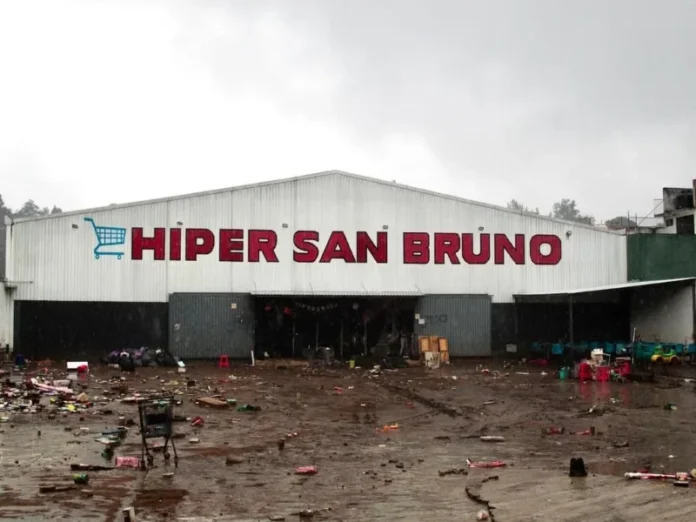 Investigación del ahogamiento en Xalapa en el Híper San Bruno Imagen del ahogamiento en Xalapa durante la inundación