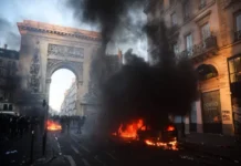 «Tomamos la Bastilla»: Medio millón protestan en Francia contra la represión y el encarcelamiento de la vida Manifestantes contra el alto costo de la vida en Francia
