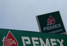 Sujetos armados irrumpen y saquean instalaciones de Pemex en Veracruz; golpean y amarran a vigilantes Imagen del asalto a Pemex en Veracruz con vigilantes amarrados