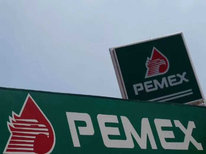 Grupo armado irrumpiendo en la planta Las Turbinas de Pemex Imagen del asalto a Pemex en Veracruz con vigilantes amarrados