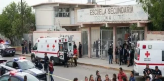 Ataque en secundaria de Torreón; muere la subdirectora, un alumno grave y dos detenidos Fotografía del ataque a secundaria en la escuela