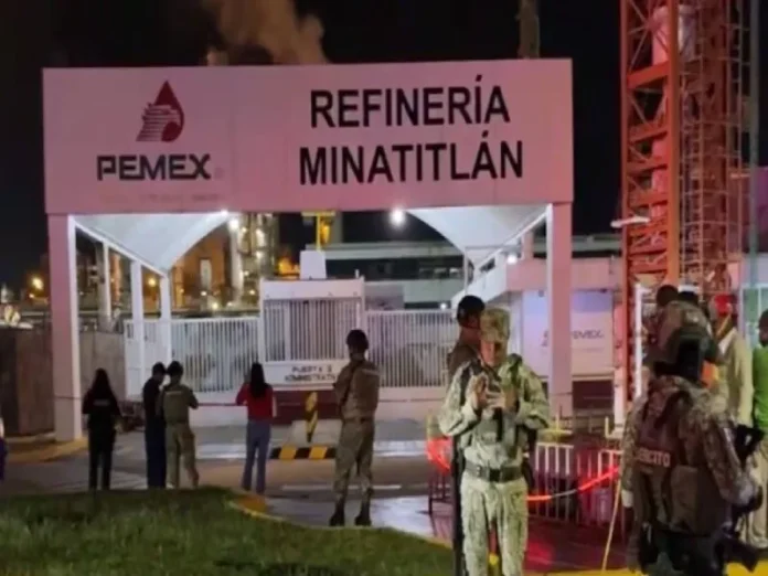 Operativo de seguridad en la refinería tras el ataque armado Pemex Imagen del ataque armado Pemex en la refinería de Minatitlán