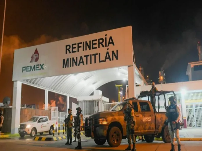 Fotografía del ataque armado refinería en la entrada de Pemex Minatitlán