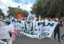 Nueva marcha de médicos del IMSS en CdMx: exigen aumento salarial del 10% y la destitución de su líder sindical Imagen de médicos del IMSS exigiendo aumento salarial 10% en la marcha