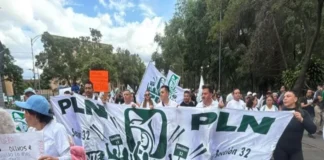 Nueva marcha de médicos del IMSS en CdMx: exigen aumento salarial del 10% y la destitución de su líder sindical Imagen de médicos del IMSS exigiendo aumento salarial 10% en la marcha