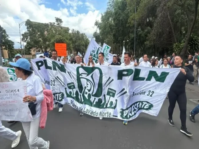 Manifestación de médicos del IMSS en la CDMX Imagen de médicos del IMSS exigiendo aumento salarial 10% en la marcha