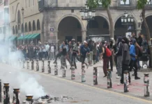 Bloque negro vandaliza puerta de Palacio de Gobierno tras marcha por el agua en Guadalajara Incendio del bloque negro en la puerta del Palacio de Gobierno de Guadalajara