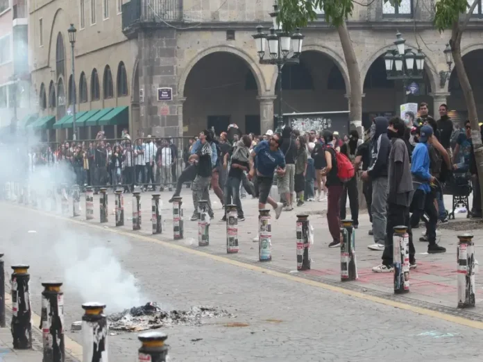 Incendio provocado por el bloque negro en la puerta del Palacio de Gobierno Incendio del bloque negro en la puerta del Palacio de Gobierno de Guadalajara