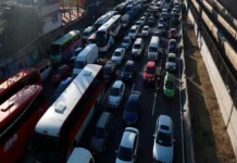 Se mantiene en pie la serie de bloqueos convocada por transportistas en México para este lunes Imagen de los bloqueos de transportistas en la autopista