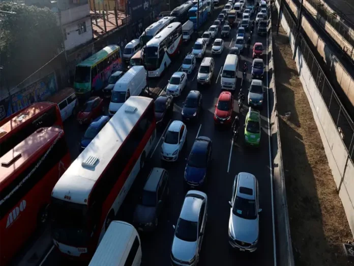 Bloqueos de transportistas en la carretera mexicana Imagen de los bloqueos de transportistas en la autopista