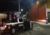 Cateo en Veracruz desata enfrentamiento a balazos que deja un muerto y tres policías heridos Imagen del cateo en Veracruz con intervención policial