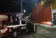 Cateo en Veracruz desata enfrentamiento a balazos que deja un muerto y tres policías heridos Imagen del cateo en Veracruz con intervención policial