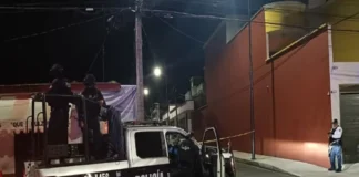 Cateo en Veracruz desata enfrentamiento a balazos que deja un muerto y tres policías heridos Imagen del cateo en Veracruz con intervención policial