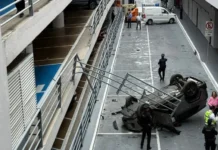 Cae auto de segundo piso del estacionamiento de Galerías Coapa; no hay lesionados Imagen del coche caída Galerías en Galerías Coapa