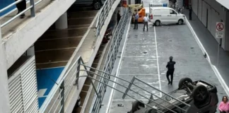 Cae auto de segundo piso del estacionamiento de Galerías Coapa; no hay lesionados Imagen del coche caída Galerías en Galerías Coapa