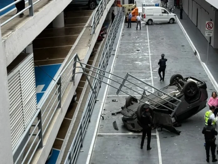 Imagen del coche caída Galerías en Galerías Coapa