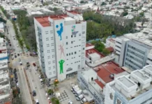 Investigan colapso de plafón en el Hospital de Oncología del IMSS en Veracruz Imagen del colapso plafón hospital en Veracruz mostrando el techo dañado