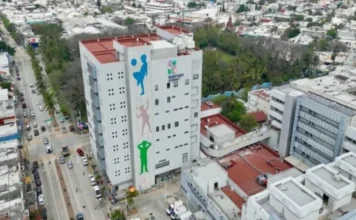 Investigan colapso de plafón en el Hospital de Oncología del IMSS en Veracruz Imagen del colapso plafón hospital en Veracruz mostrando el techo dañado