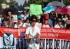 Concluye consulta sindical del IMSS: trabajadores dicen que ganó el «NO» al aumento salarial del 2.9% Imagen de la consulta IMSS con manifestantes del Seguro Social