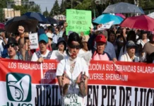 Concluye consulta sindical del IMSS: trabajadores dicen que ganó el «NO» al aumento salarial del 2.9% Imagen de la consulta IMSS con manifestantes del Seguro Social