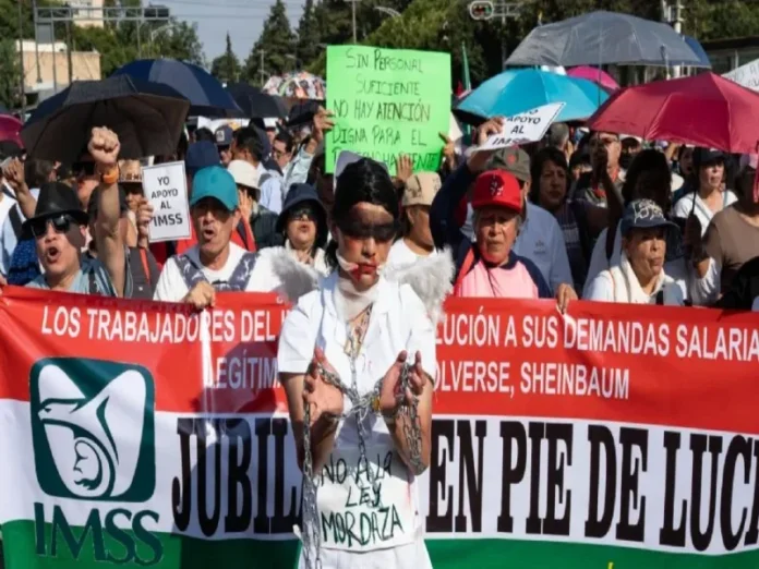 Manifestación de trabajadores del IMSS tras la consulta Imagen de la consulta IMSS con manifestantes del Seguro Social