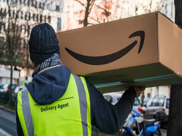 Ejecutivo de Amazon firma contrato de empleo temporal Imagen de contratación temporal Amazon en México