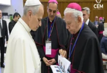 La crisis de desaparecidos llega al Papa León: Episcopado Mexicano le entrega libro con cientos de casos Imagen de la entrega del libro que aborda la crisis de desaparecidos
