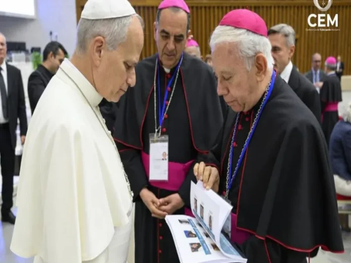 Entrega del libro sobre la crisis de desaparecidos al Papa León Imagen de la entrega del libro que aborda la crisis de desaparecidos