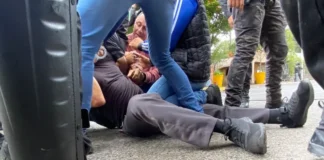 Con gas y chorros a presión, gobierno de Lemus reprime protesta por la crisis hídrica en Guadalajara Protesta por la crisis hídrica Guadalajara frente a Casa Jalisco