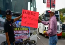 «Transportamos los medicamentos que necesitas», reclaman camioneros a Nahle durante protestas tras crisis de salud en Veracruz Camioneros durante la crisis salud Veracruz