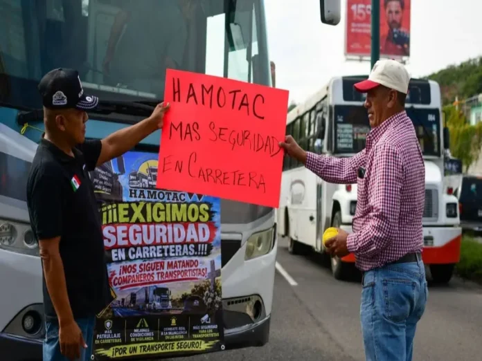 Camioneros protestando por la crisis salud Veracruz en la carretera Camioneros durante la crisis salud Veracruz