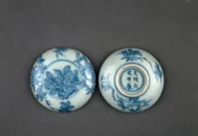 Misterio en el Museo Británico: objetos chinos de siglos de antigüedad resultan dañados tras una extraña caída Imagen del cuenco chino dañado en exposición