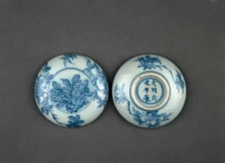 Misterio en el Museo Británico: objetos chinos de siglos de antigüedad resultan dañados tras una extraña caída Imagen del cuenco chino dañado en exposición