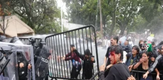 CNDH exhorta al gobierno de Jalisco a respetar la protesta social tras represión en marcha por el agua Imagen de manifestantes reclamando el derecho al agua en Guadalajara
