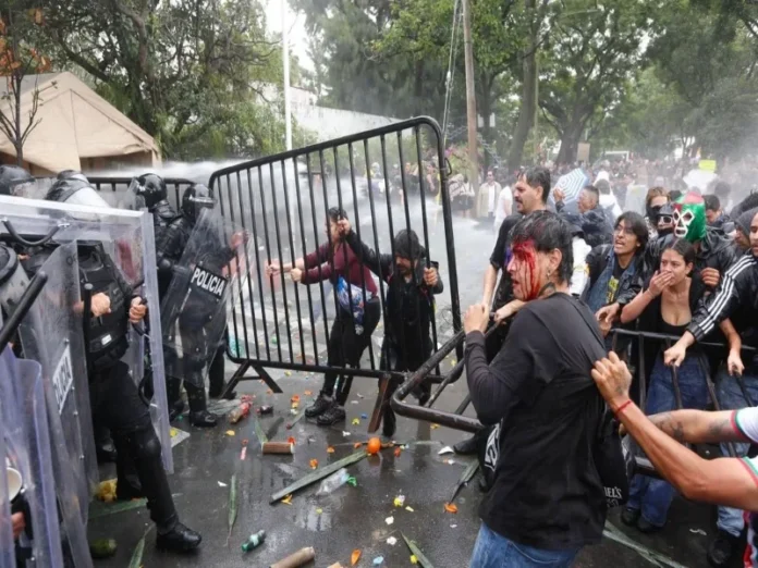 Manifestantes exigiendo derecho al agua en Guadalajara Imagen de manifestantes reclamando el derecho al agua en Guadalajara