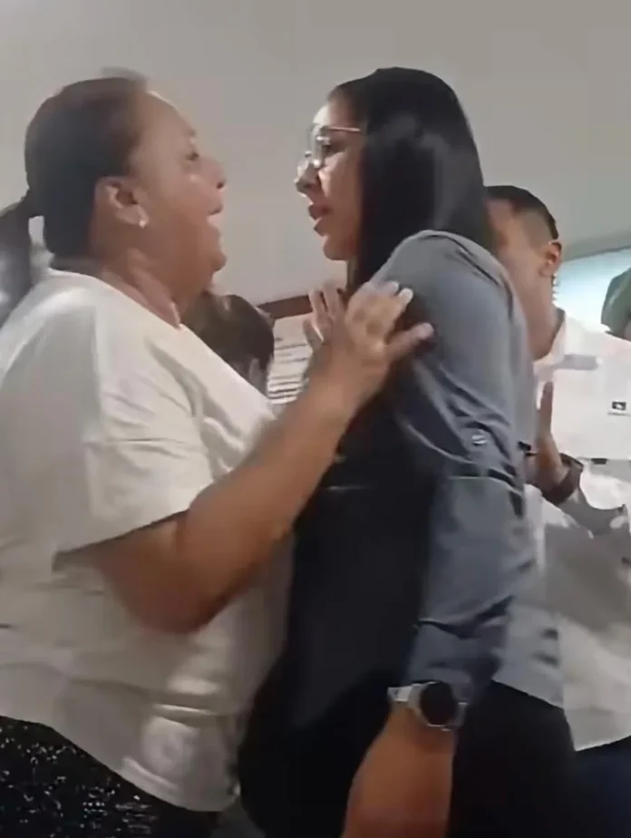 Gobernadora Nahle en visita al HAEV de Veracruz Imagen que muestra a la gobernadora Rocío Nahle abordando el desabasto de medicamentos en Veracruz