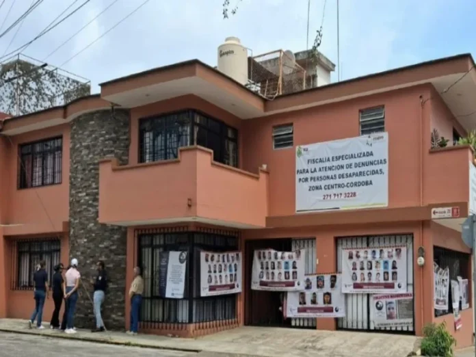 Madres Luna frente a la Fiscalía de Personas Desaparecidas en Veracruz Manifestación de Madres Luna contra la falta de búsqueda de desapariciones Veracruz
