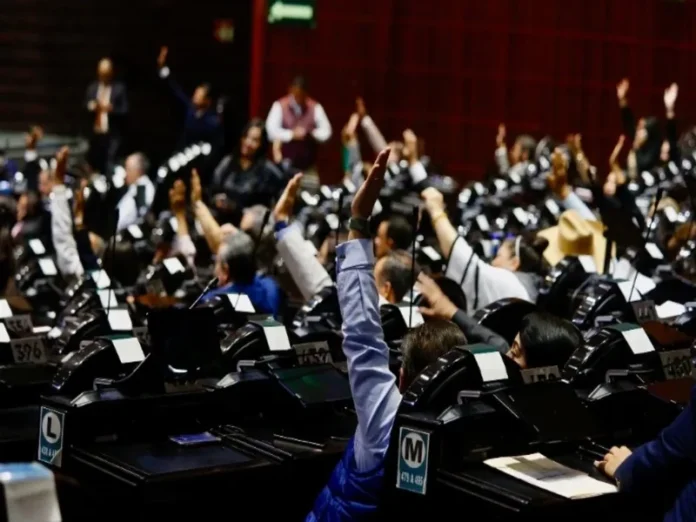 Funcionarios de la Cámara bajo amenaza de despido por apoyar a jubilados Imagen que muestra el riesgo de despido de empleados en San Lázaro por protestas a jubilados