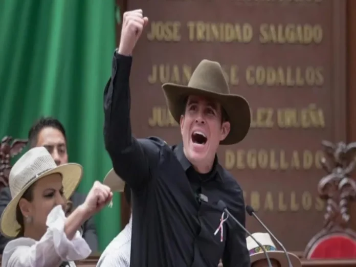 Diputado del Sombrero en sesión de la Jucopo Imagen del diputado del Sombrero participando en la Jucopo