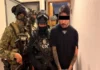 Capturan a «El Cromo», líder de grupo criminal en Oaxaca ligado al CJNG; lo acusan de homicidio Imagen de la detención de El Cromo durante la operación policial en Oaxaca