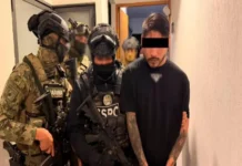 Capturan a «El Cromo», líder de grupo criminal en Oaxaca ligado al CJNG; lo acusan de homicidio Imagen de la detención de El Cromo durante la operación policial en Oaxaca
