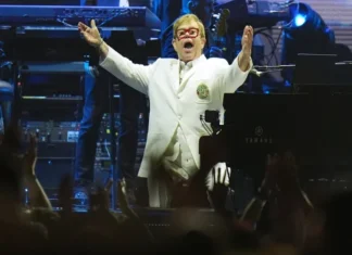 En su despedida de los escenarios, Elton John hace vibrar al estadio Banorte y sella su idilio con México Imagen del concierto de Elton John México bajo la lluvia