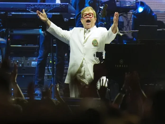 Elton John México en concierto en el Estadio Banorte Imagen del concierto de Elton John México bajo la lluvia